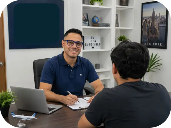 Asesor de Honduras Global atendiendo a un cliente